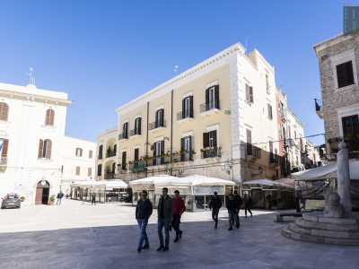 Accediamo ora all�adiacente Piazza Mercantile (ex Piazza Grande), storico cuore della vita quotidiana e amministrativa della citt� e oggi fulcro della �movida� serale giovanile. L� dove oggi dominano insegne fin troppo colarate e luci sgargianti, un tempo si teneva il mercato giornaliero
